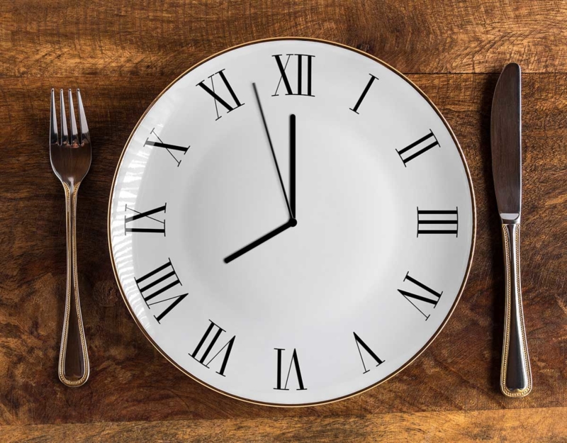 INTERMITTENT-FASTING-CLOCK-WOOD-BKGRND-1200P