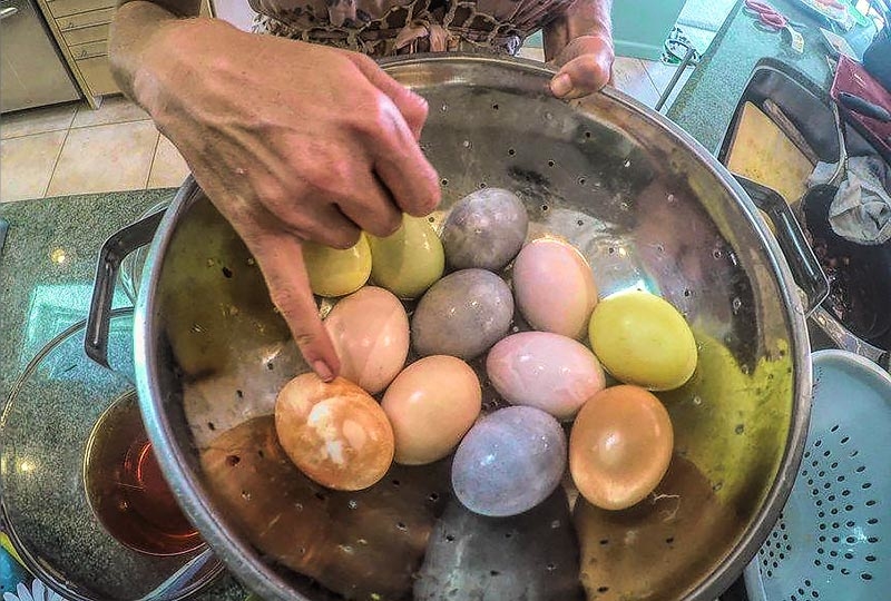 chefv-Pointing-at-onion-egg-800p Natural Easter Eggs