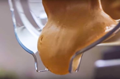 chefv-almond-butter-flowing-optim raw almond butter in vitamixer